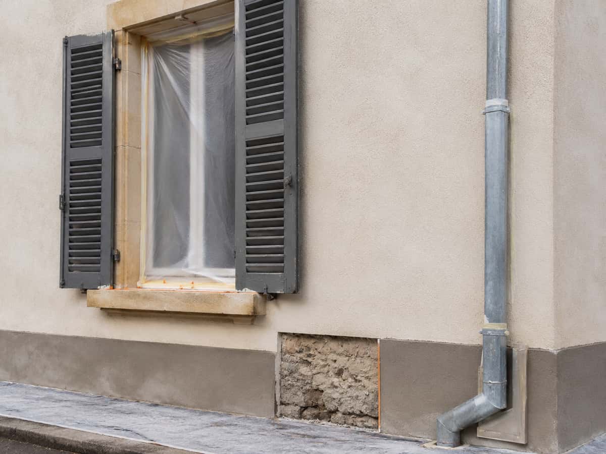 Encadrement, appui de fenêtre et soubassement à préserver pendant un ravalement de façade